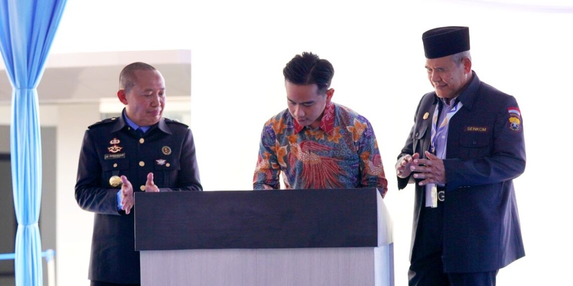 Wapres Gibran meresmikan gedung baru PP Senkom Mitra Polri di Komplek Ponpes Minhaajurrosyidin, Jakarta. Foto: LINES