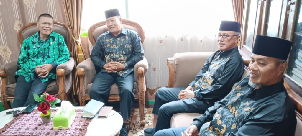 Pengurus DPD LDII Kota Metro saat beraudiensi dengan Kepala Badan Kesbangpol Metro, Ir. Bangkit Haryo Utomo.